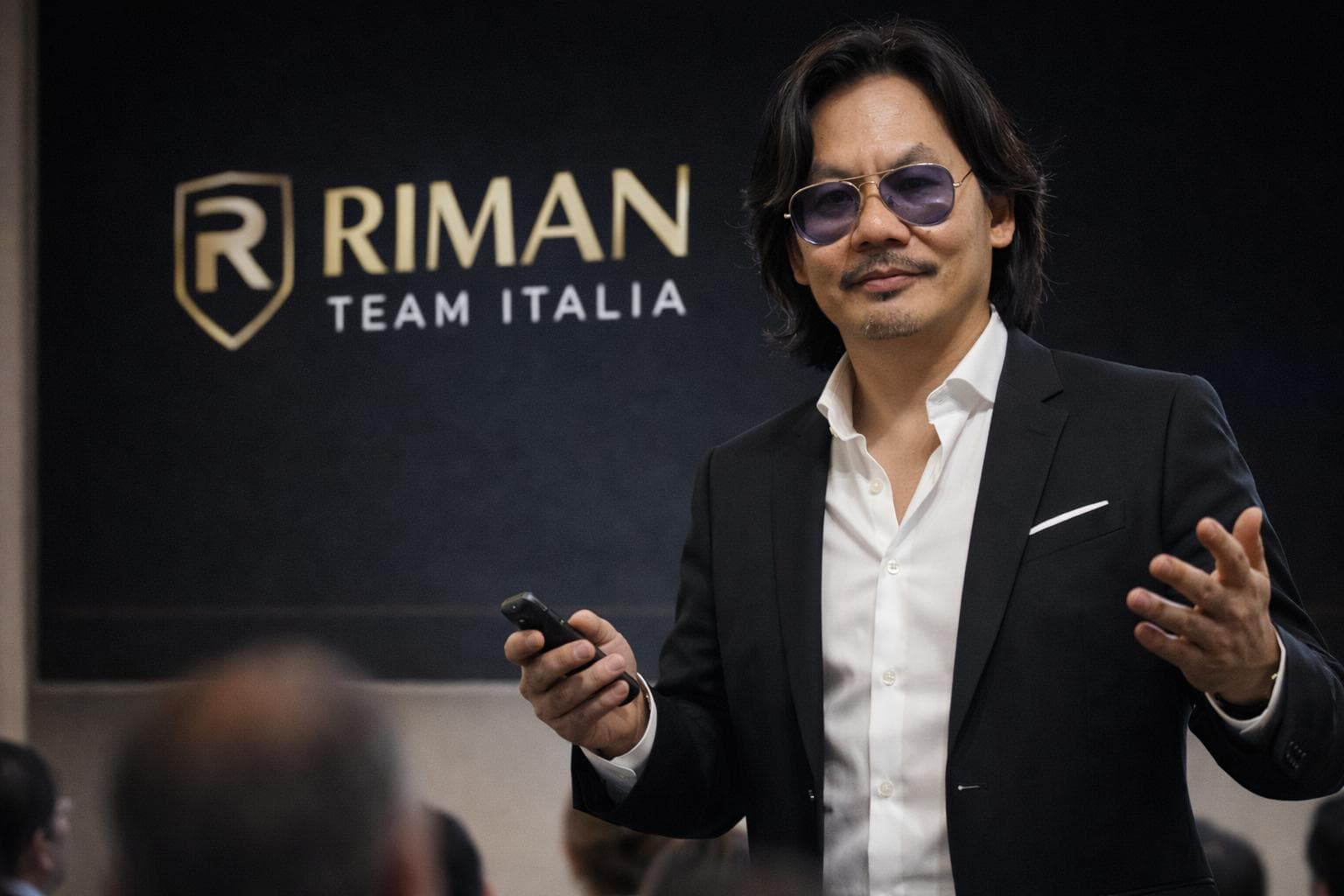 Dien To durante una presentación frente a la identidad de RIMAN Team Italia.