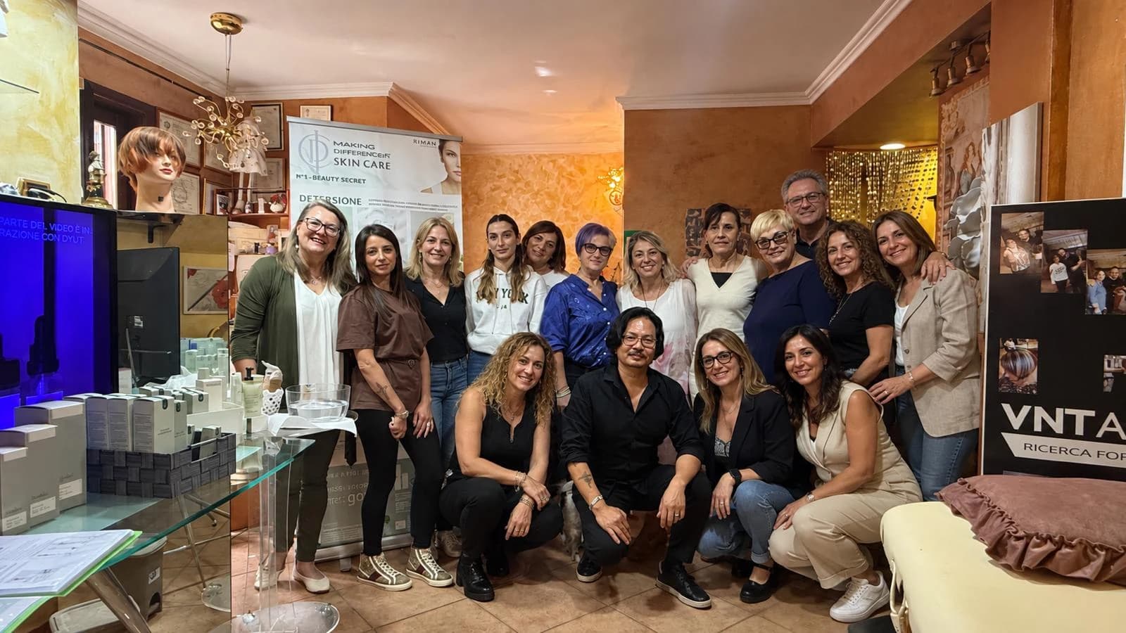 Un gruppo riunito in salone.