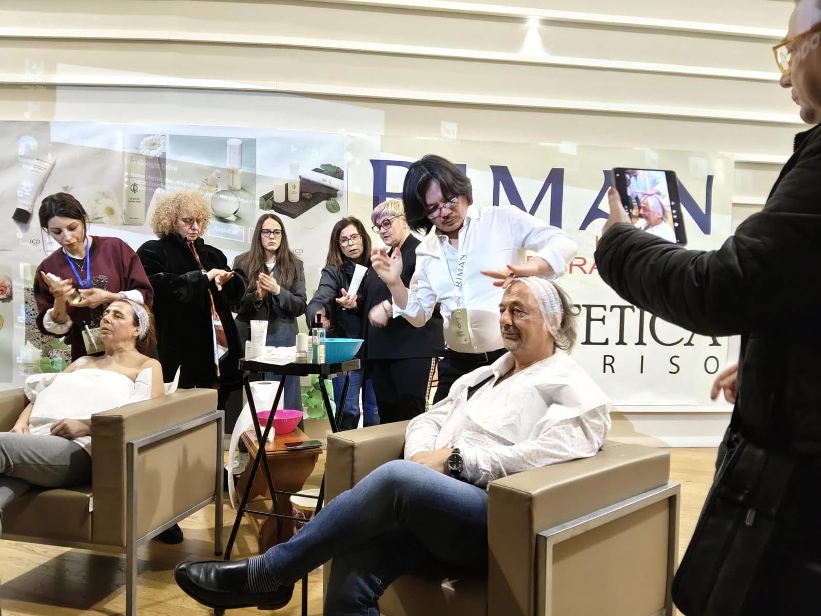 Demostración de producto con una persona reclinada en un salón.