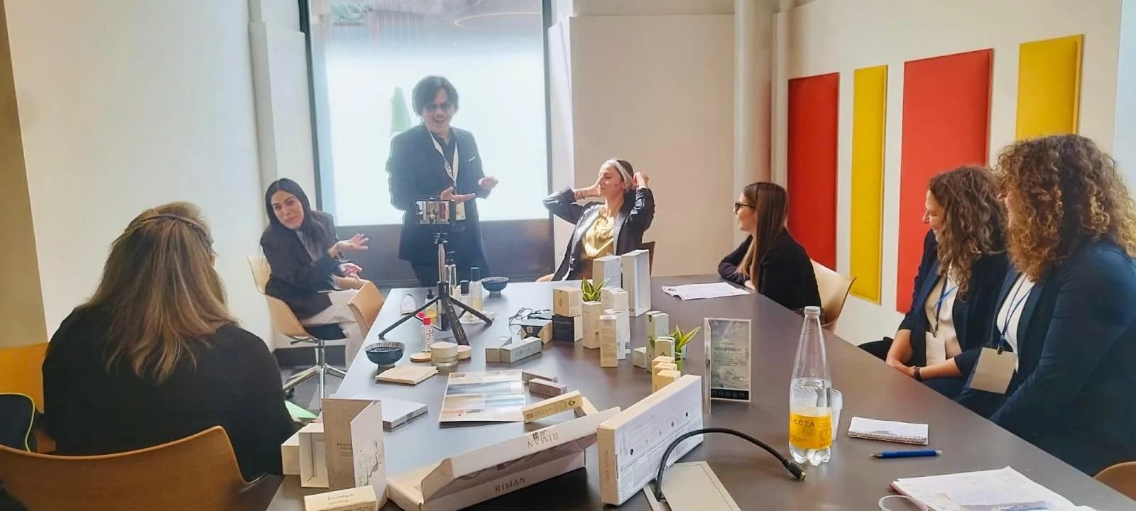 Partecipanti riuniti attorno a un tavolo.