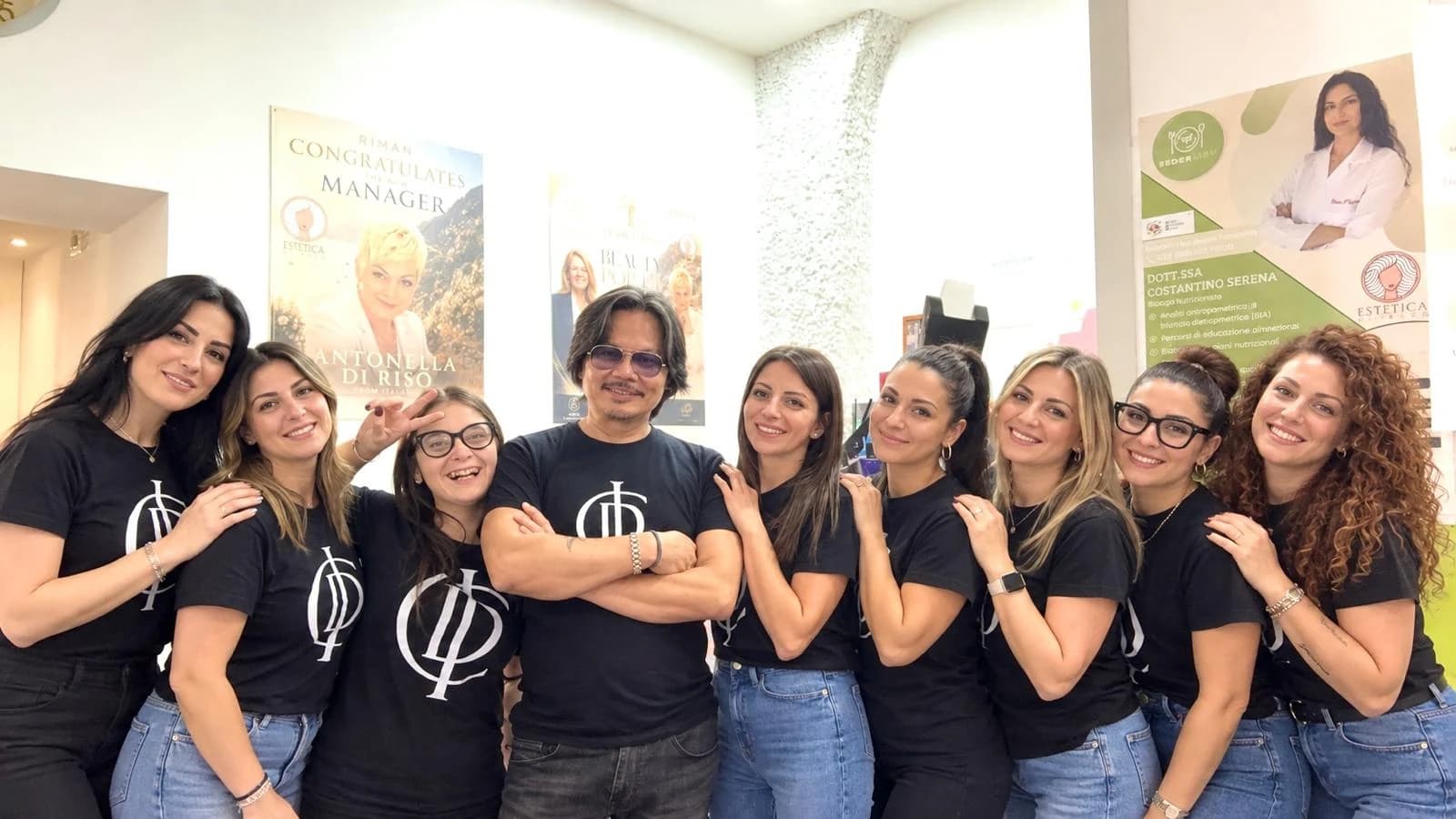 Un gruppo riunito in salone.